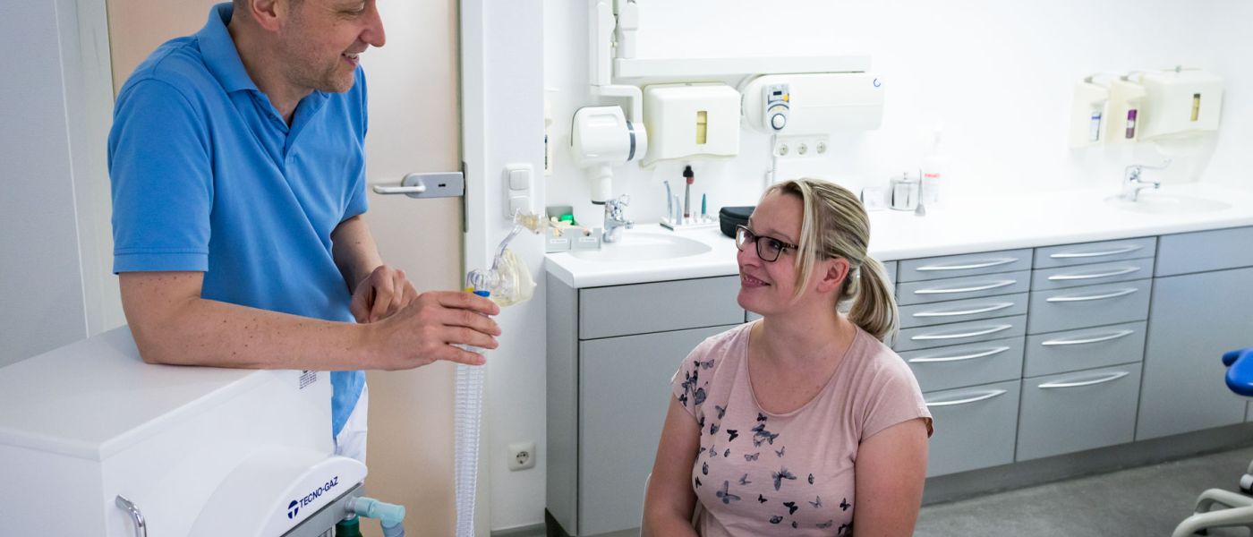 Zahnarzt erklärt die Anwendung von Lachgas