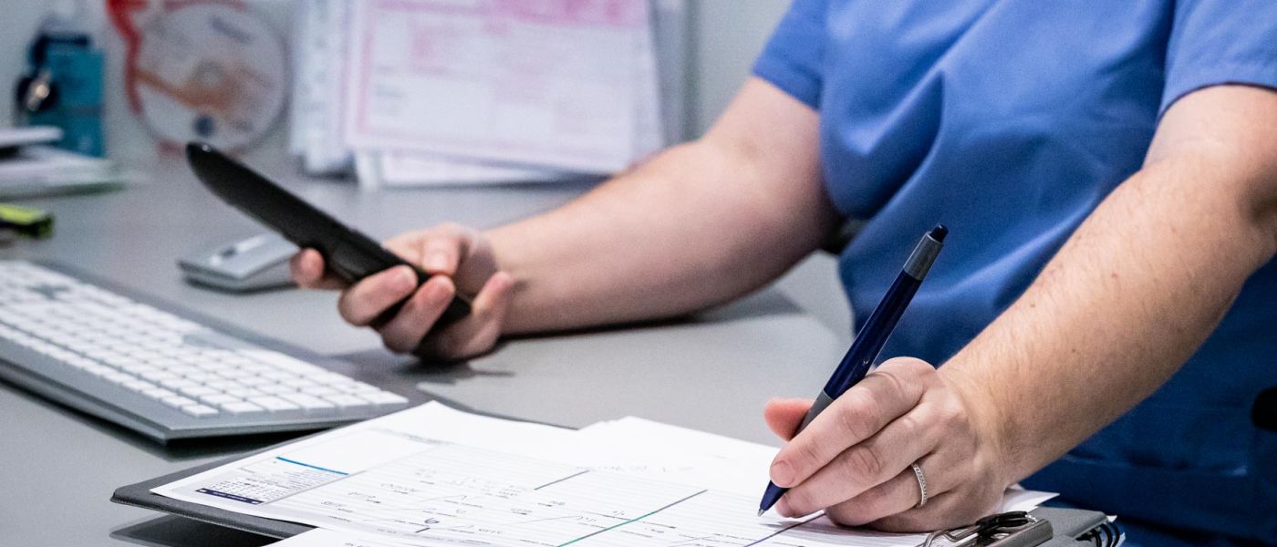 Praxismanagerin koordiniert die Termine