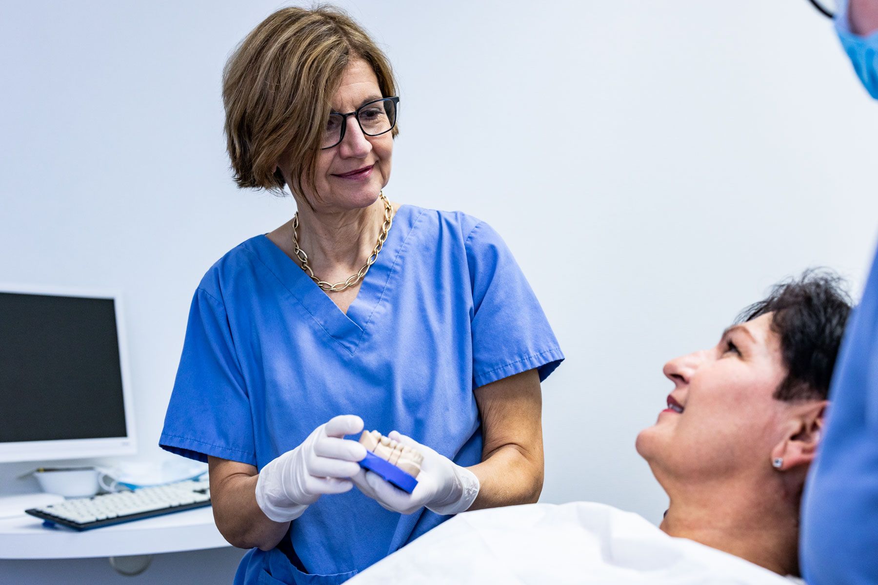 Jugendliche Patientin strahlt, weil ihren Zähne top in Schuss sind