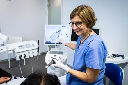 Moderne Diagnose hilft, den Status der Zähne auch dem Patienten sichtbar zu machen und schnell zu handeln.