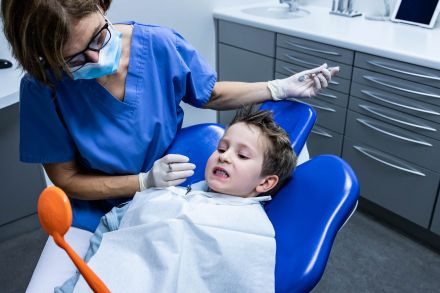 Mit der richtigen Pflege bescheren Kinder ihren Zähnen eine lange Zukunft.